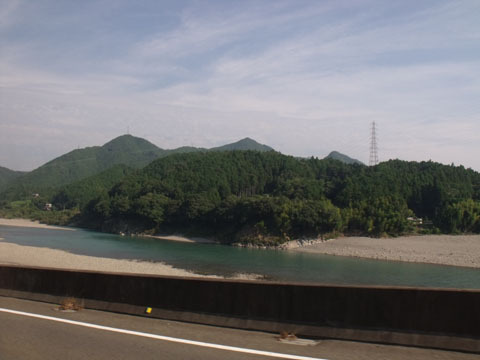 熊野川沿いを走る
