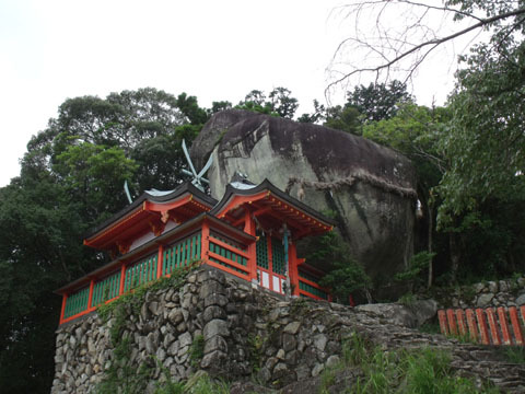 巨大岩の下に建てられた神社