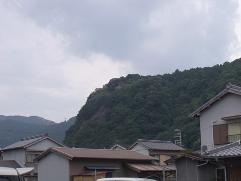 写真中央、山の上が神倉神社