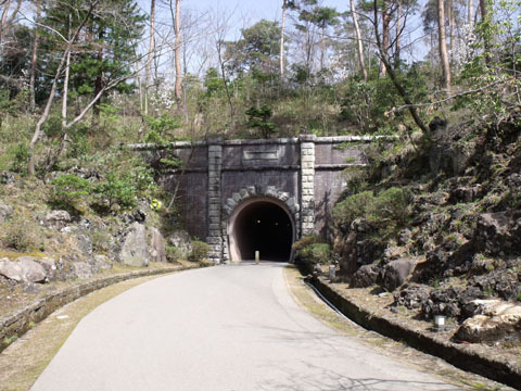 公園内にはトンネルも