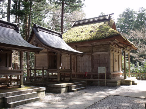 茅葺き屋根の十柱神社は重要文化財