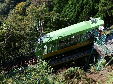 阿夫利神社駅を発車するケーブルカー