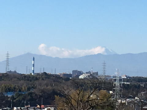 今年は半分雲隠れな富士山