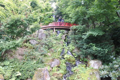 滝と赤い太鼓橋