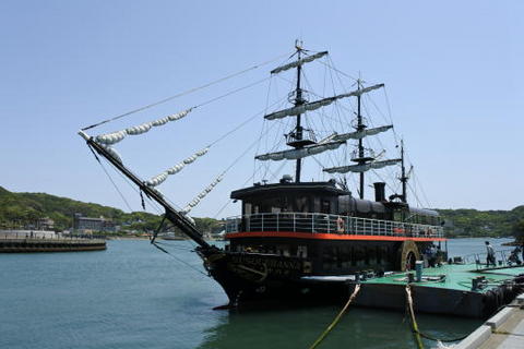 黒船を模した遊覧船