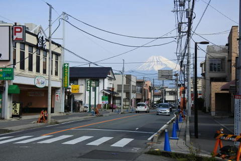 道路の向こうに富士山が見える