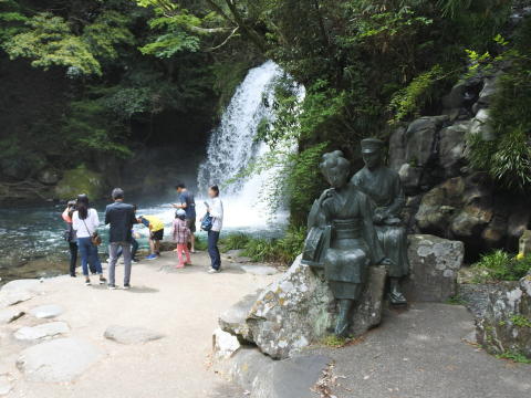 滝の手前には「伊豆の踊子と私」の像が