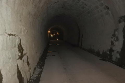 基本的にトンネル内は暗い