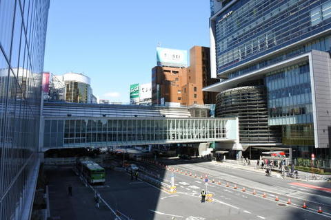 駅東口歩道橋から見た銀座線渋谷駅方面