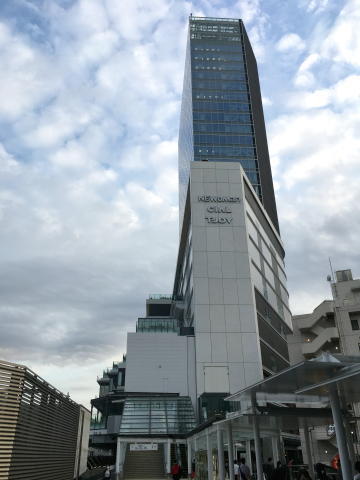 駅北側遊歩道から見たJR横浜タワー外観