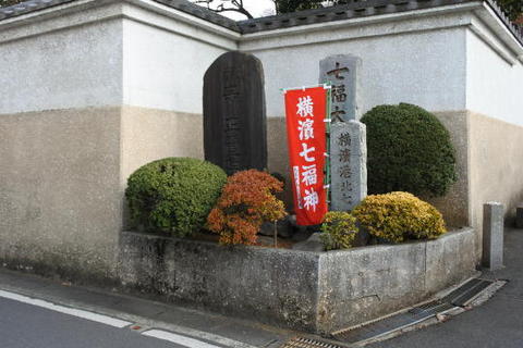 入口手前にある寺院の碑
