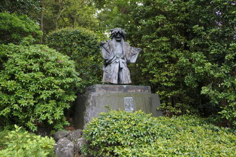 歌舞伎役者の銅像？