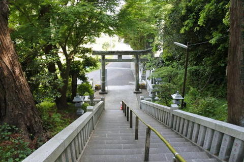 階段を下り神社を後にする