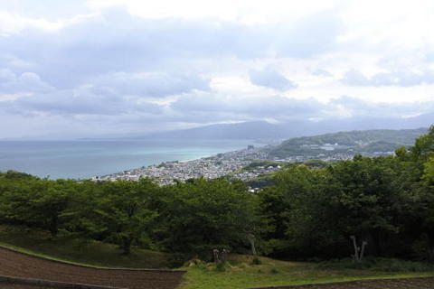 山頂の公園から小田原方面を見る