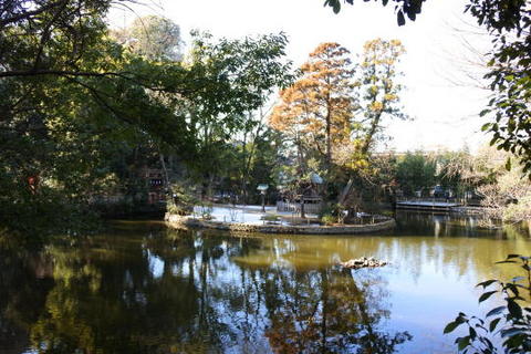 池の中にある宗像神社