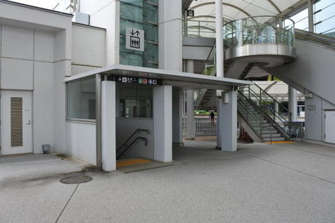成田空港駅の駅舎を敢えて挙げるなら