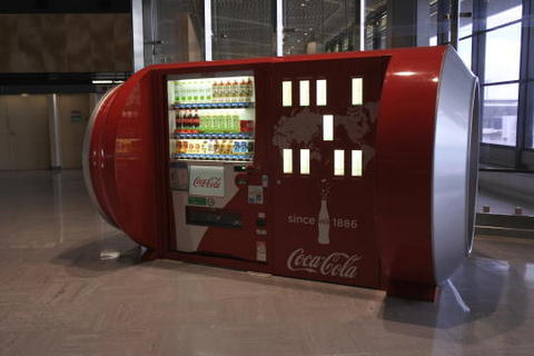 コカ・コーラの缶の形をした自販機