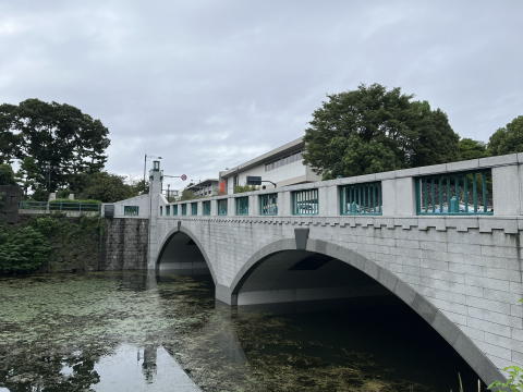 竹橋、奥に見えるのは近代美術館