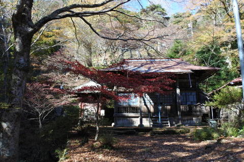 大山寺手前のお堂では紅葉ないしは散り始め