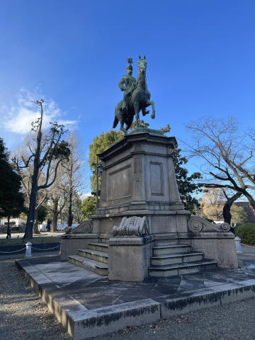 上野動物園入口付近にある銅像