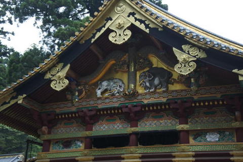 上神庫の屋根下にある「想像の象」の彫刻