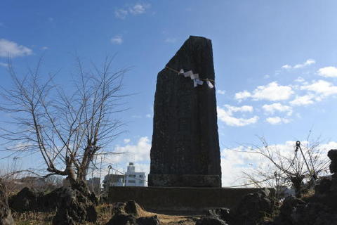 富士塚の頂上にある碑