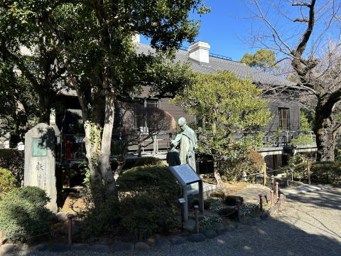 乃木家旧邸の手前にある乃木大将と辻占売り少年像