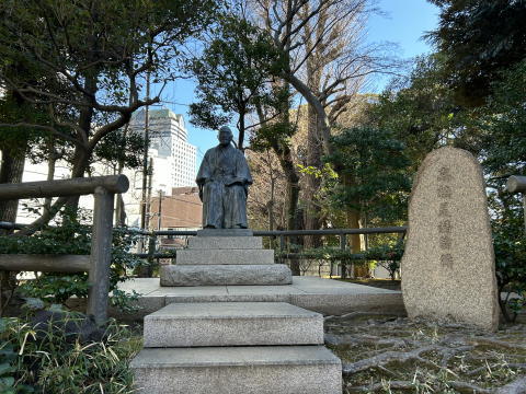 公園の一番奥にある高橋是清翁像