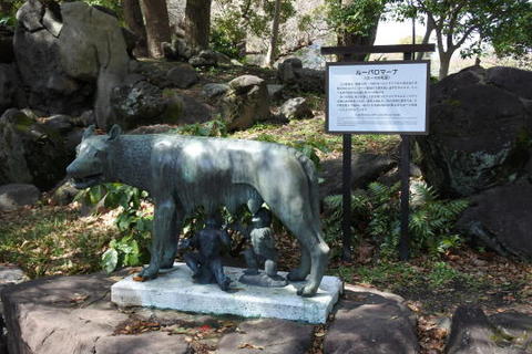 通称「ローマの牝狼」の像