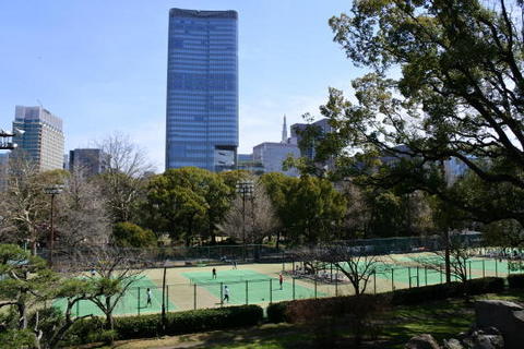 三笠山の上から見たテニスコート