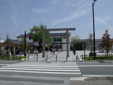 駅舎・駅前も伊勢神宮をイメージしたデザイン