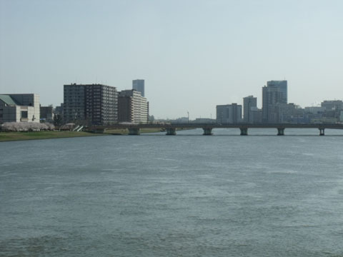 信濃川を渡る