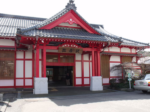 駅舎は寺社風のデザイン