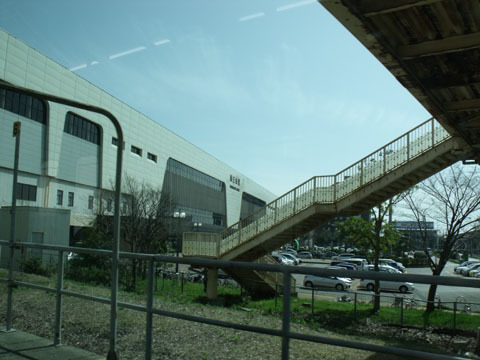 新幹線と接続する燕三条駅