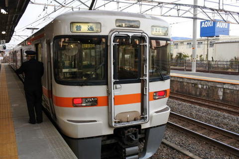 美濃赤坂行きの列車