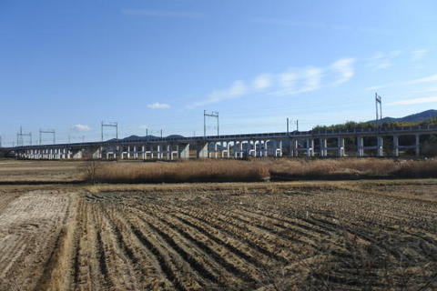 新幹線の高架橋が続く