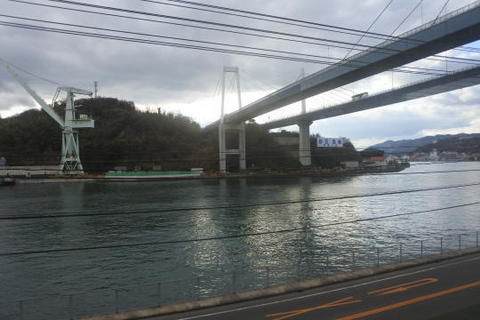 尾道大橋の下を通過