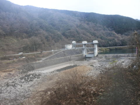 ダムの下流側は水量がぐっと減る