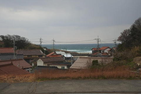 住宅街からかすかに見える日本海
