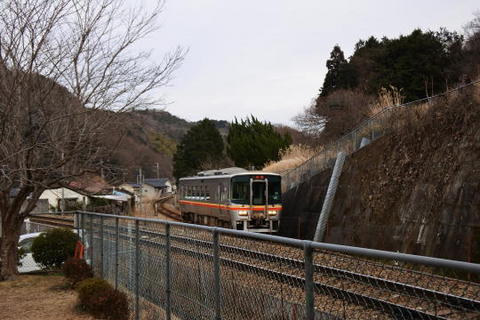 横を姫新線の列車が通り過ぎていく