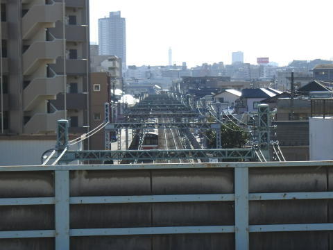 高架の下を京急線の電車が次々と通り過ぎていく
