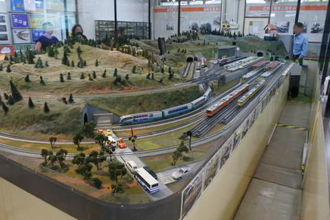 HOゲージの大規模な鉄道模型ジオラマ