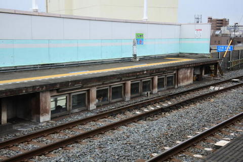 東向島駅下り線ホームから見たウオッチングプロムナードの窓