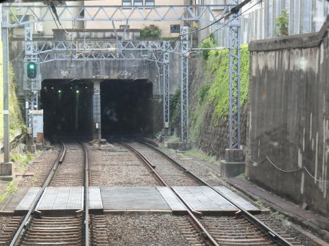 上野駅手前でトンネルに入る