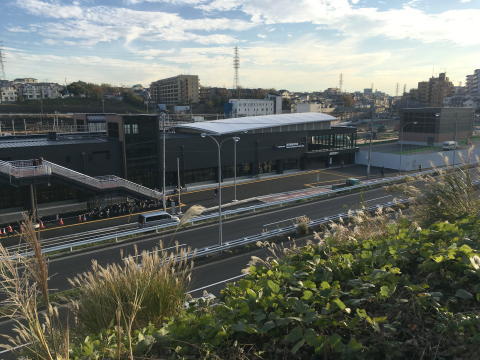 環状２号線の反対側から見た羽沢横浜国大駅