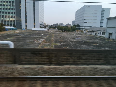 武蔵小杉手前で横須賀線と合流
