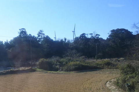 風力発電の設備も見られる