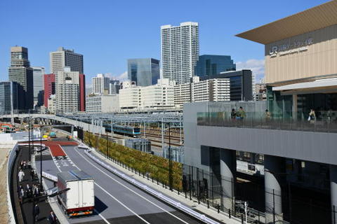 新しい渡り線を京浜東北線の車両が通過していく