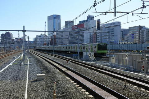 山手線電車の奥に京急線の電車がちらっと見える