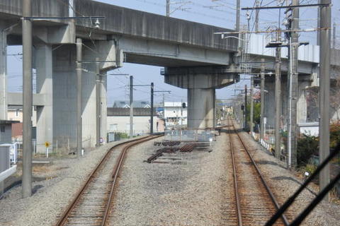 上越新幹線の高架下に設けられた信号所